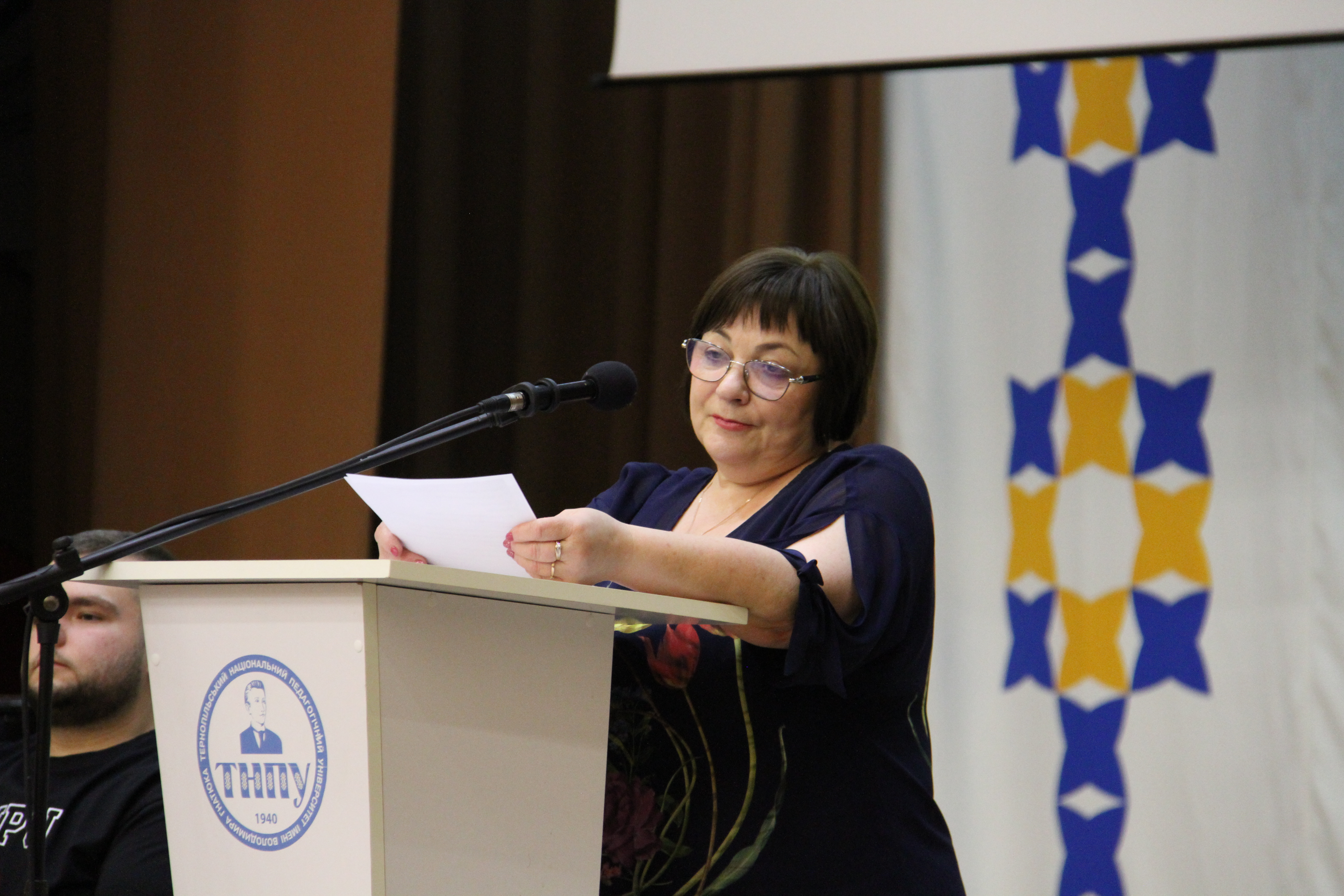Pershyi_prorektor_Nadiia_Drobyk_ozvuchuie_zapytannia_studentiv_pid_chas_zustrichi
